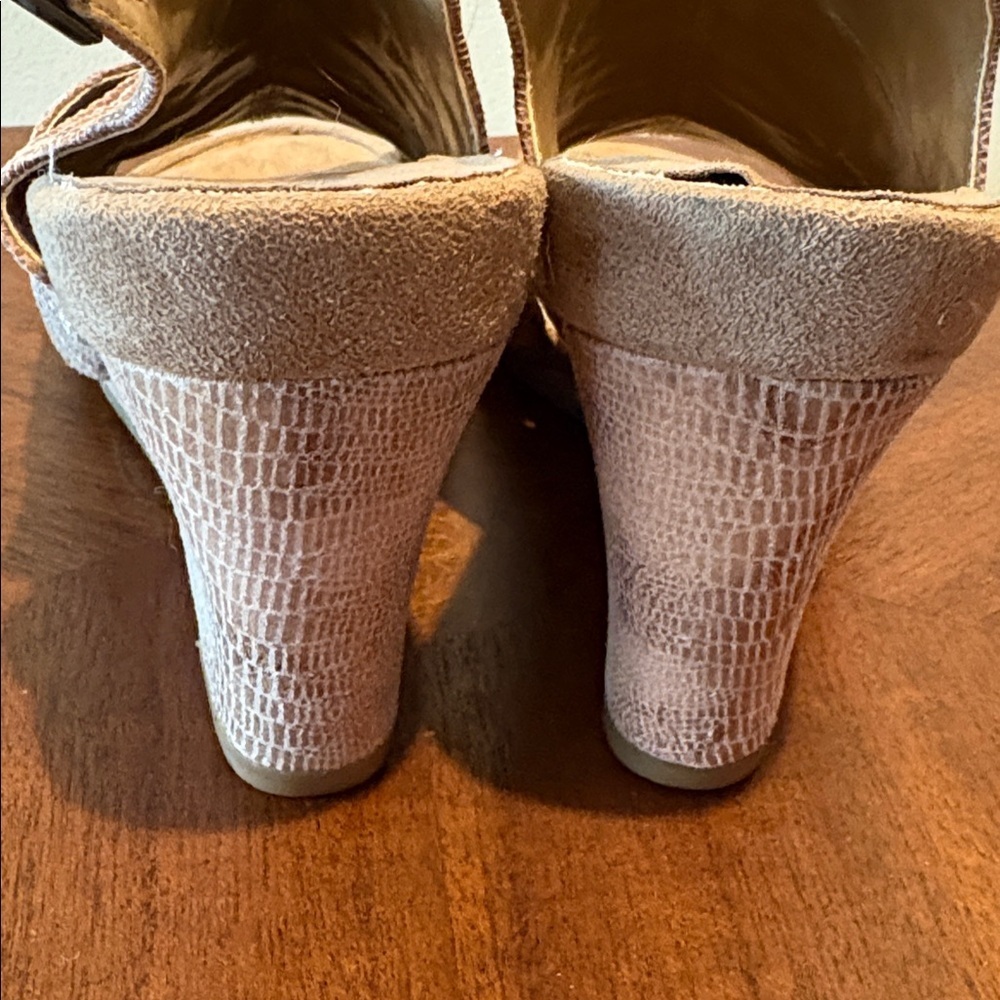 Aerosoles  open toe sling back shoe/wedge heel  tan sparkly leather/suede size 9 - Picture 8 of 14